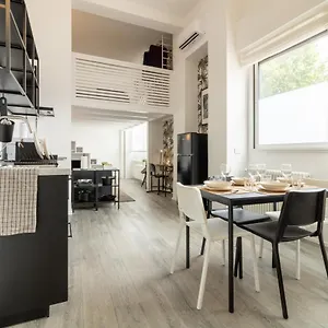 navigli-chic-and-sophisticated-home-in-milan.italymilanhotels.net/